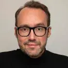 Gesangspädagoge mit über 20 Jahren internationaler Bühnenerfahrung – professionelle Stimmbildung für ambitionierte Sänger:innen